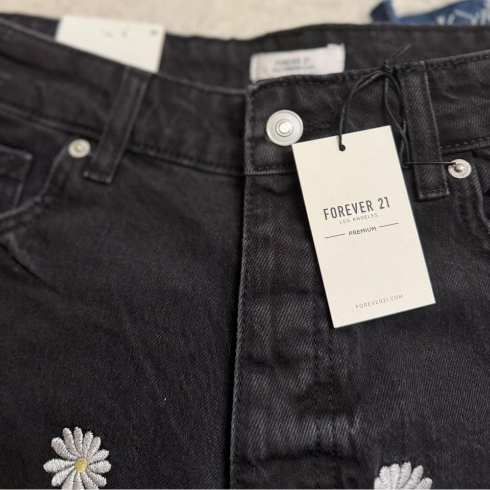 Forever 21 Embroidered Daisy Blk Cutoff Denim Shorts NWT - Picture 3 of 4